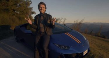 Γιος έκανε δώρο στον πατέρα του «βόλτα» με Lamborghini (video)