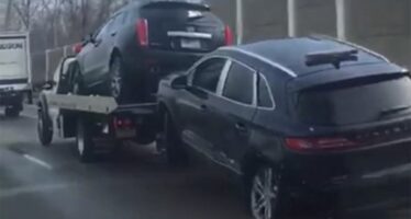 Ο χειρότερος τρόπος να ρυμουλκήσεις αυτοκίνητο (video)