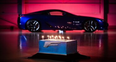 Lexus LFA: Δέκα χρόνια καλπάζουν οι 560 ίπποι του (video)