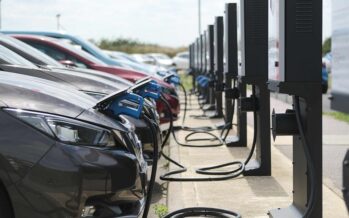 «Κινούμαι Ηλεκτρικά 2»: Μέχρι τον Απρίλιο του 2024 παρατείνεται η κρατική επιδότηση για αγορά ηλεκτρικού οχήματος