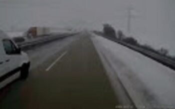 Οδηγός φορτηγού ουρλιάζει καθώς πέφτει στο γκρεμό (video)