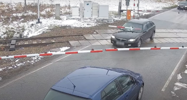 Παραλίγο να συγκρουστεί με τρένο για να ξεφύγει από καταδίωξη (video)