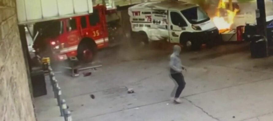 Πυροσβεστικό όχημα παραλίγο να βάλει φωτιά σε βενζινάδικο (video)