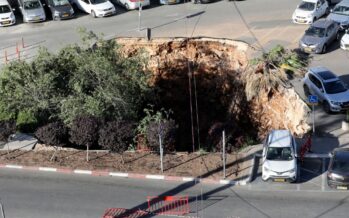 Δεν έπεσε βόμβα! Αυτή η τεράστια τρύπα άνοιξε μόνη της και κατάπιε τρία αυτοκίνητα! (video)