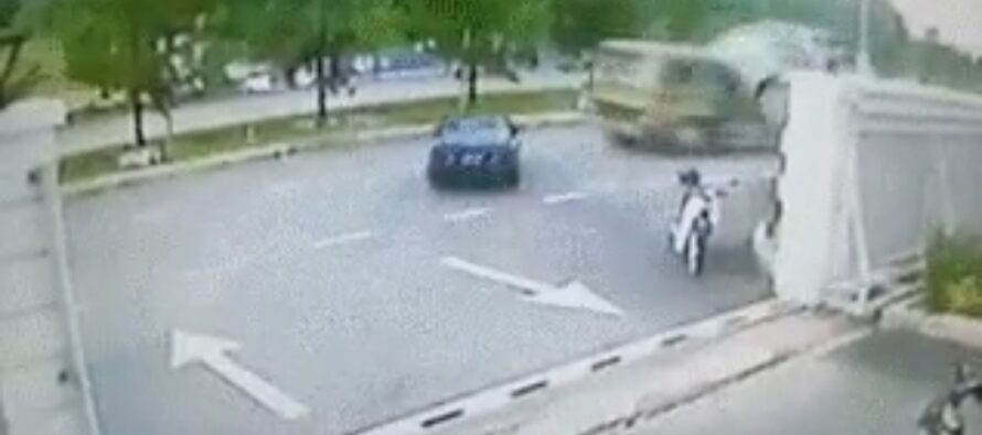 Μπετονιέρα έκανε «πίτα» αυτοκίνητο που μπήκε ανάποδα στο δρόμο (video)