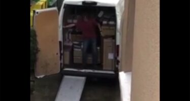 Ξέχασε να τραβήξει χειρόφρενο στο φορτηγό την ώρα που ξεφόρτωνε ο υπάλληλος! (video)
