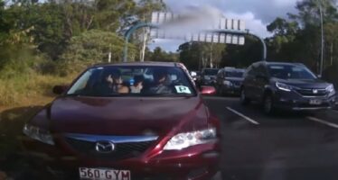 Τραμπούκος χειρονομεί και κορνάρει σε αυτοκίνητο σχολής οδηγών! (video)