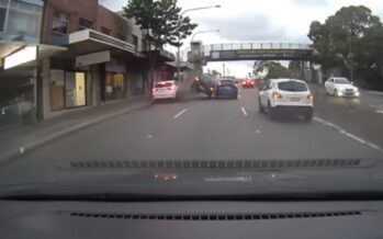 Mitsubishi Lancer Evo έκανε «σφήνες» μέσα στην πόλη μέχρι που φράκαρε (video)