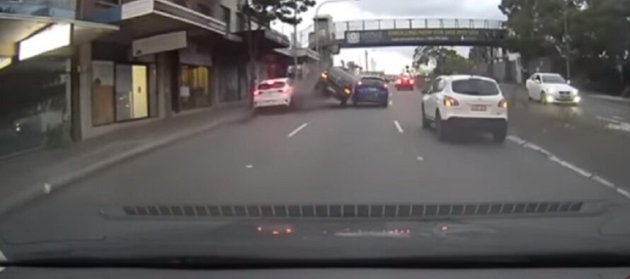 Mitsubishi Lancer Evo έκανε «σφήνες» μέσα στην πόλη μέχρι που φράκαρε (video)