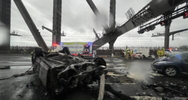 Πανδαιμόνιο σε γέφυρα! Κλεμμένο αυτοκίνητο τράκαρε και πήρε φωτιά (video)