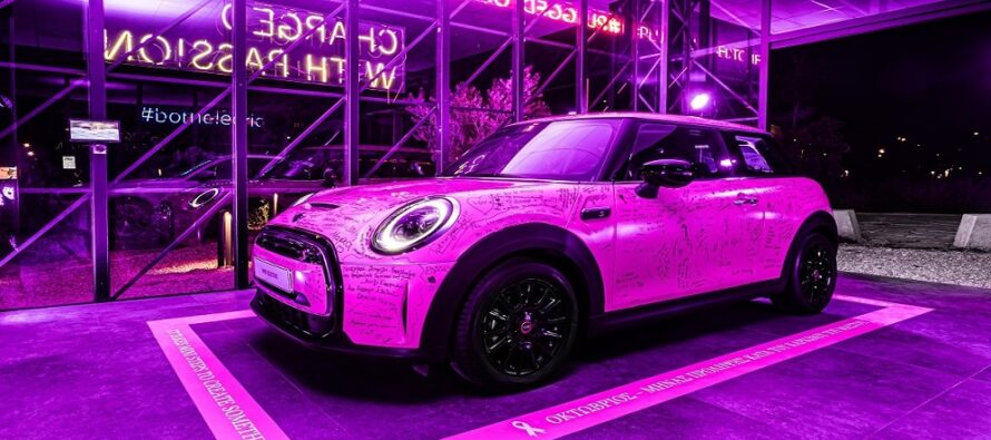 Ένα ροζ ηλεκτρικό Mini στο Ζάππειο! Γιατί ο κόσμος έγραφε πάνω του;