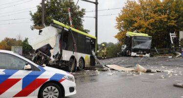 Τρομακτικό ατύχημα! Τρένο έκοψε στα δυο αστικό λεωφορείο (video)