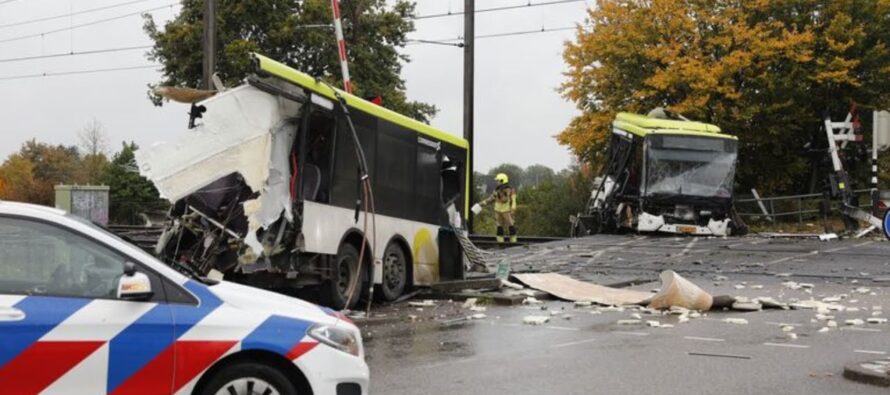 Τρομακτικό ατύχημα! Τρένο έκοψε στα δυο αστικό λεωφορείο (video)