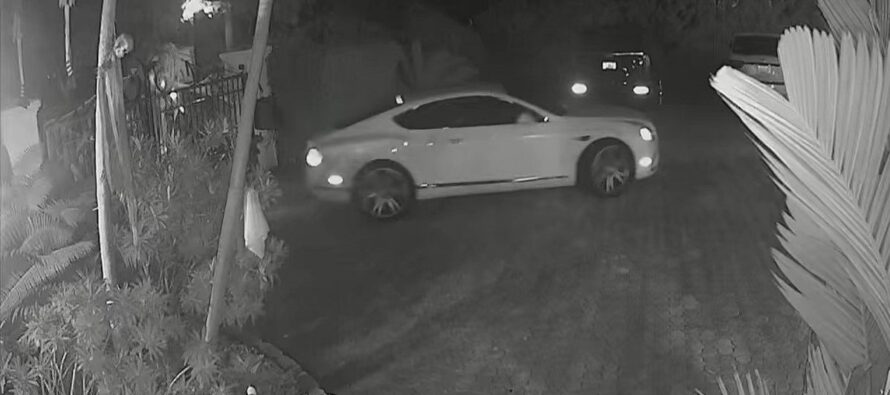 Έσπασαν με την κλεμμένη Bentley τη γκραζόπορτα και εξαφανίστηκαν (video)