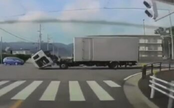 Φορτηγό φρέναρε και κρέμασε όλη η καμπίνα! Ακυβέρνητο εμβόλισε ένα Toyota (video)