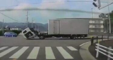 Φορτηγό φρέναρε και κρέμασε όλη η καμπίνα! Ακυβέρνητο εμβόλισε ένα Toyota (video)