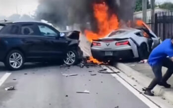 Διαλύθηκε και κάηκε Corvette σε τροχαίο-30 μετρά μακριά βρήκαν τον κινητήρα (video)