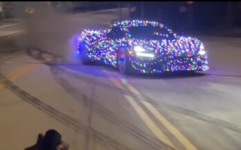 Χριστουγεννιάτικη McLaren «ντριφτάρει» με πολύχρωμα φωτάκια (video)