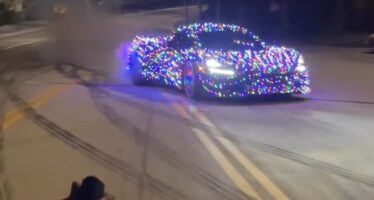Χριστουγεννιάτικη McLaren «ντριφτάρει» με πολύχρωμα φωτάκια (video)