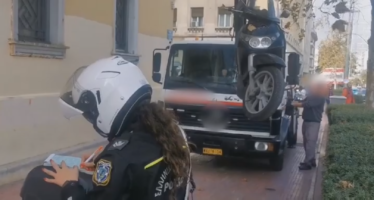 Πάνω από 250 παράνομα παρκαρισμένες μοτοσυκλέτες σήκωσε ο γερανός της Τροχαίας το Νοέμβριο (video)