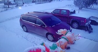 Γυναίκα οδηγάρα κάνει εντυπωσιακό ελιγμό στο χιόνι!  (video)