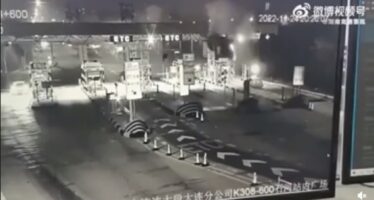 Συγκλονιστικό ατύχημα-Αυτοκίνητο καρφώθηκε σε σταθμό διοδίων! (video)