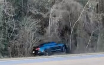 Τσεκούρωσε δέντρα η Camaro που έφυγε σε κόντρα (video)