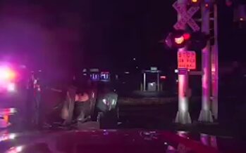 Η στιγμή που απεγκλωβίζουν τραυματισμένο οδηγό δευτερόλεπτα πριν το αυτοκίνητο χτυπηθεί από τρένο! (video)