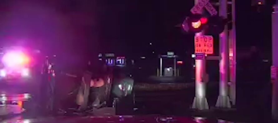 Η στιγμή που απεγκλωβίζουν τραυματισμένο οδηγό δευτερόλεπτα πριν το αυτοκίνητο χτυπηθεί από τρένο! (video)