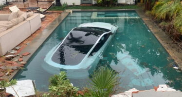 Βουτιά σε πισίνα με Tesla από γκάφα του οδηγού