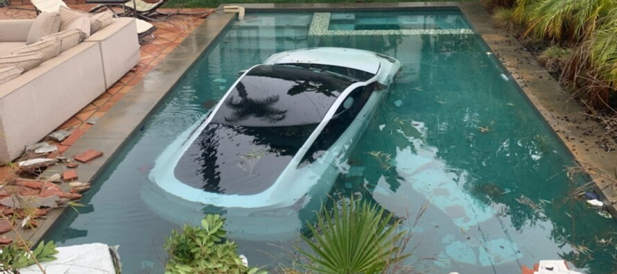 Βουτιά σε πισίνα με Tesla από γκάφα του οδηγού