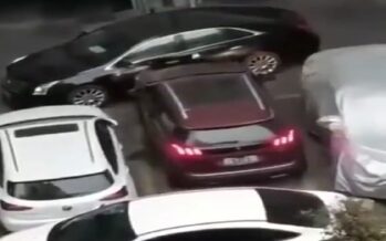 Έξαλλος οδηγός εμβόλισε το αυτοκίνητο που τον είχε κλείσει στο πάρκινγκ! (video)