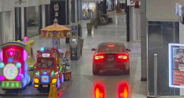 Μπούκαραν με κλεμμένο Audi σε εμπορικό κέντρο (video)