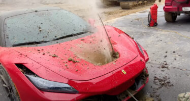 YouTuber κακομεταχειρίζεται supercar και προκαλεί τη Ferrari να του κάνει μήνυση!