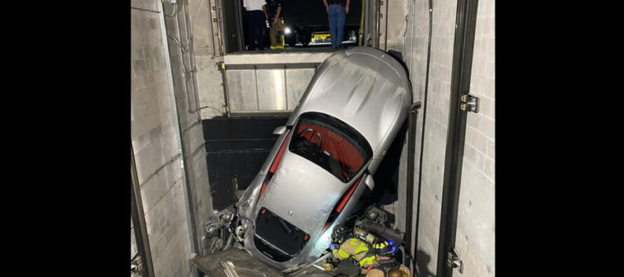 Η Πυροσβεστική δέχτηκε κλήση για να απεγκλωβίσει μια Ferrari από ασανσέρ!