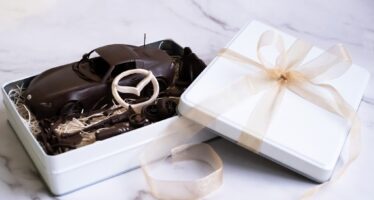 Ερωτεύσου την Ημέρα του Αγίου Βαλεντίνου το σοκολατένιο Mazda MX-5