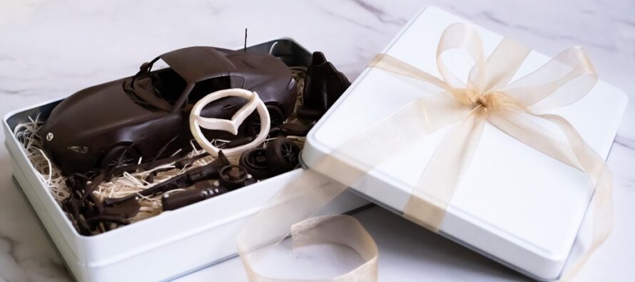 Ερωτεύσου την Ημέρα του Αγίου Βαλεντίνου το σοκολατένιο Mazda MX-5