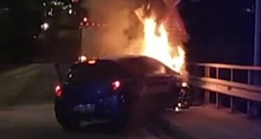 Opel Corsa OPC κάηκε στη γέφυρα της Πέτρου Ράλλη-Έβγαλαν λιπόθυμο τελευταία στιγμή τον οδηγό (video)