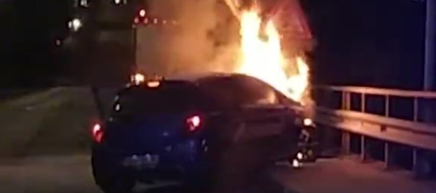 Opel Corsa OPC κάηκε στη γέφυρα της Πέτρου Ράλλη-Έβγαλαν λιπόθυμο τελευταία στιγμή τον οδηγό (video)