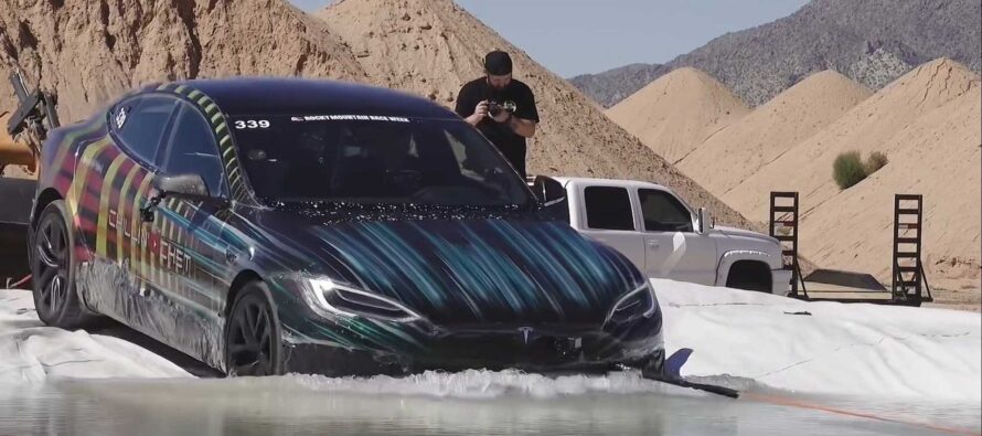 Μπήκε με Tesla σε λίμνη για να αποδείξει ότι τα ηλεκτρικά αντέχουν στο νερό! (video)