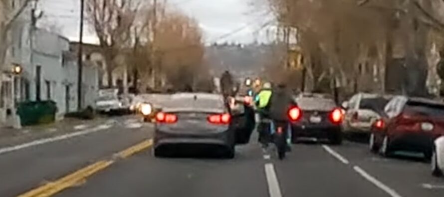 S.O.S από ποδηλάτες που δέχονται επιθέσεις! Ανοίγουν επίτηδες πόρτες αυτοκινήτων για να τους χτυπήσουν! (video)