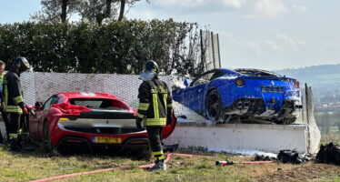 Σε μαντρότοιχο καρφωθήκαν δυο Ferrari που έκαναν κόντρα (video)