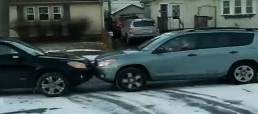 Σάλταρε όταν η γειτόνισσα πάρκαρε μπροστά στην αυλή της-Δες πως έδιωξε το αυτοκίνητο (video)