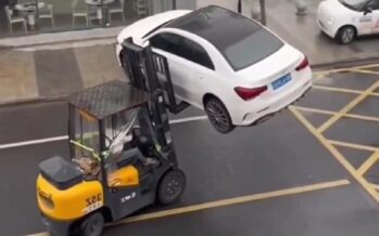 Με κλαρκ σήκωσε η Αστυνομία παράνομα παρκαρισμένη Mercedes! (video)