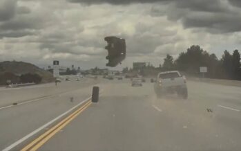 Αδέσποτος τροχός πέταξε στον αέρα αυτοκίνητο (video)