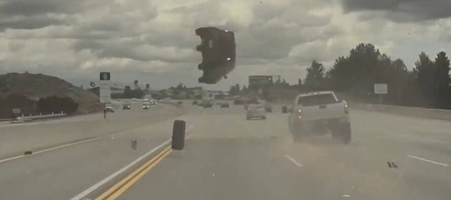 Αδέσποτος τροχός πέταξε στον αέρα αυτοκίνητο (video)