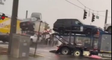 Τρομακτικό ατύχημα σε σιδηροδρομική διάβαση – Τρένο συγκρούστηκε με φορτηγό που μετέφερε αυτοκίνητα (video)