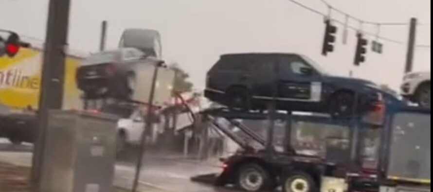 Τρομακτικό ατύχημα σε σιδηροδρομική διάβαση – Τρένο συγκρούστηκε με φορτηγό που μετέφερε αυτοκίνητα (video)