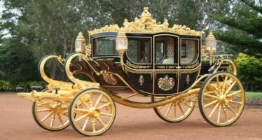 Η παραμυθένια χρυσή άμαξα που θα μεταφέρει το Βασιλιά Κάρολο στη στέψη του – Mε ανέσεις σύγχρονης λιμουζίνας και έξι πραγματικά άλογα! (video)