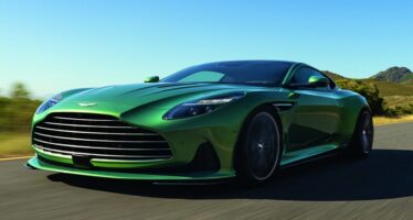 Ιδανική για τον Τζέιμς Μποντ η νέα Aston Martin DB12 – Με 680 ίππους και τελική ταχύτητα  325 χλμ./ώρα (φωτογραφίες & βίντεο)